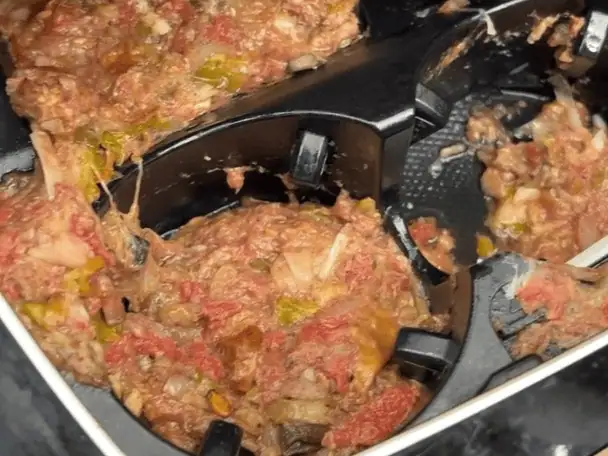 派威汽車醫美分享打翻食物導致車內發霉、長蟲、發臭的實例。