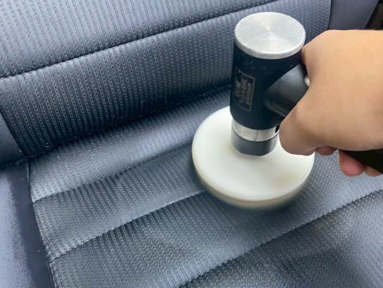 派威汽車醫美技師對剛買二手車進行內裝拆洗深層清潔施工。