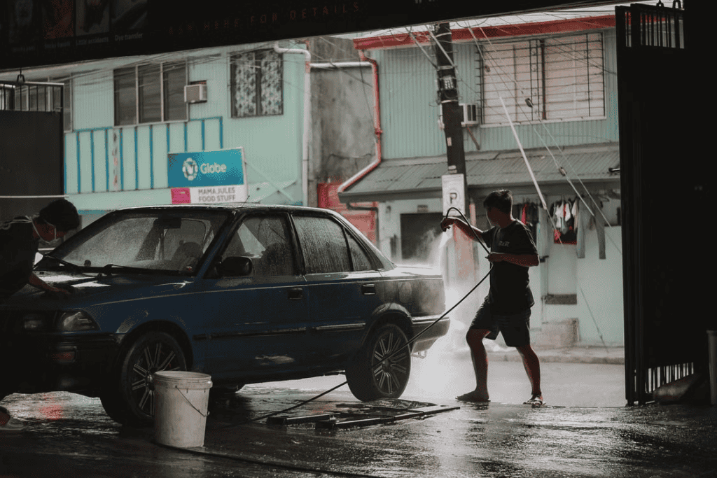 開始自助洗車前先用高壓水槍沖掉表面髒汙,是避免刮傷車漆的不二法門